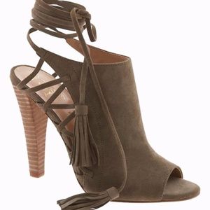 Banana Republic Suede Lace Up Grey Sandals 7
